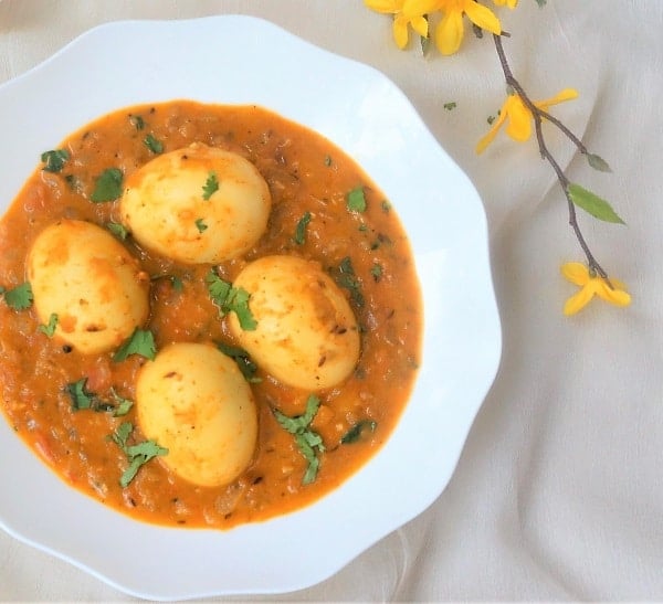 Egg curry made by adding boiled eggs to a spicy curry sauce, along with coconut milk to balance the flavors. In this Instant Pot Egg Curry, we will make the curry sauce and boil the eggs together. Make this delicious Egg Curry for dinner in under 30 minutes | #eggcurry #instantpot #pressurecooker #eggs #curry #lowcarb #glutenfree | pipingpotcurry.com