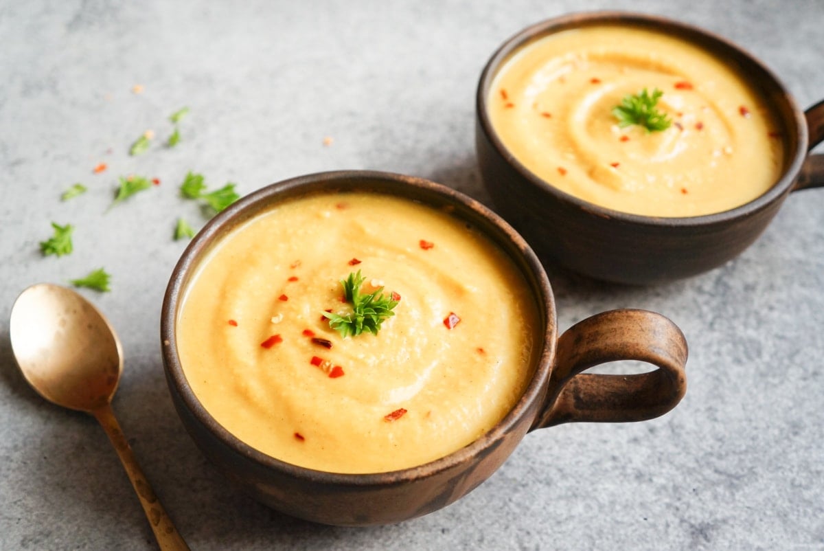 Instant pot cauliflower soup served in two bowls 