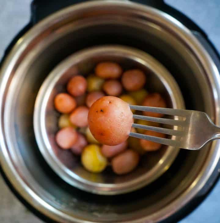 Cerca de las patatas baby al vapor Instant Pot