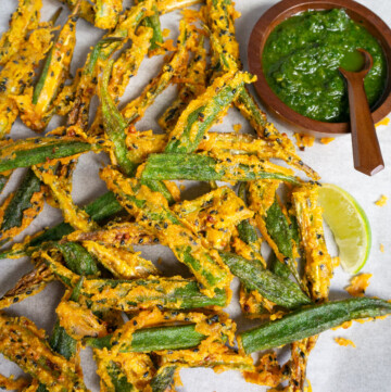 Kurkuri Bhindi, which is crispy fried okra in a platter served with green chutney
