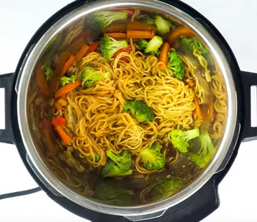 Cooked noodles with broccoli in the instant pot