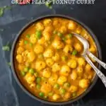 Vihreitä herneitä ja ketunpähkinöitä sisältävä curry (Matar Makhana) kulhossa 2 lusikalla