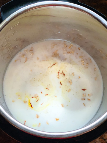 Oats with saffron and milk in instant pot