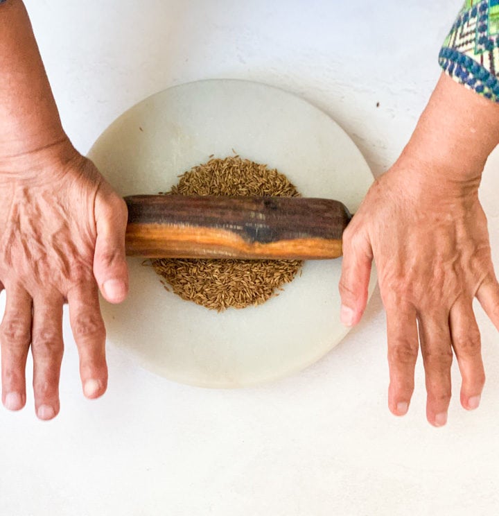 How to make roasted cumin powder - Piping Pot Curry-3 Start rolling roasted jeera with rolling pin