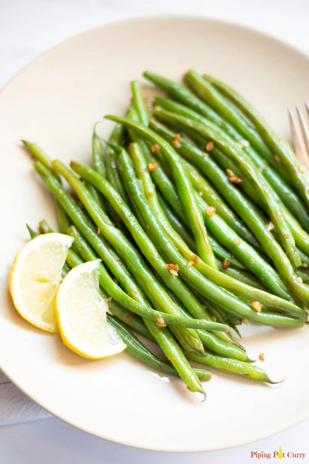Garlic green beans with lemon on a plate