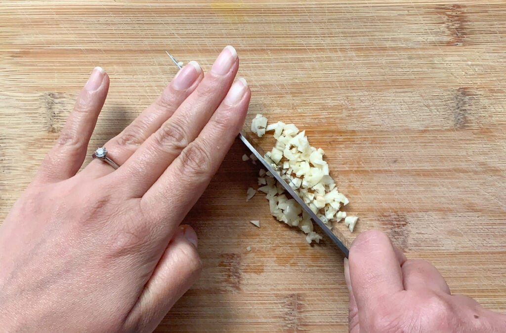 How to Peel, Cut and Mince Garlic the Right Way? Piping Pot Curry