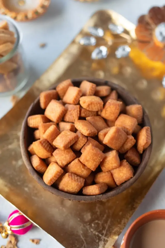 Shakarpara in a bowl with chai