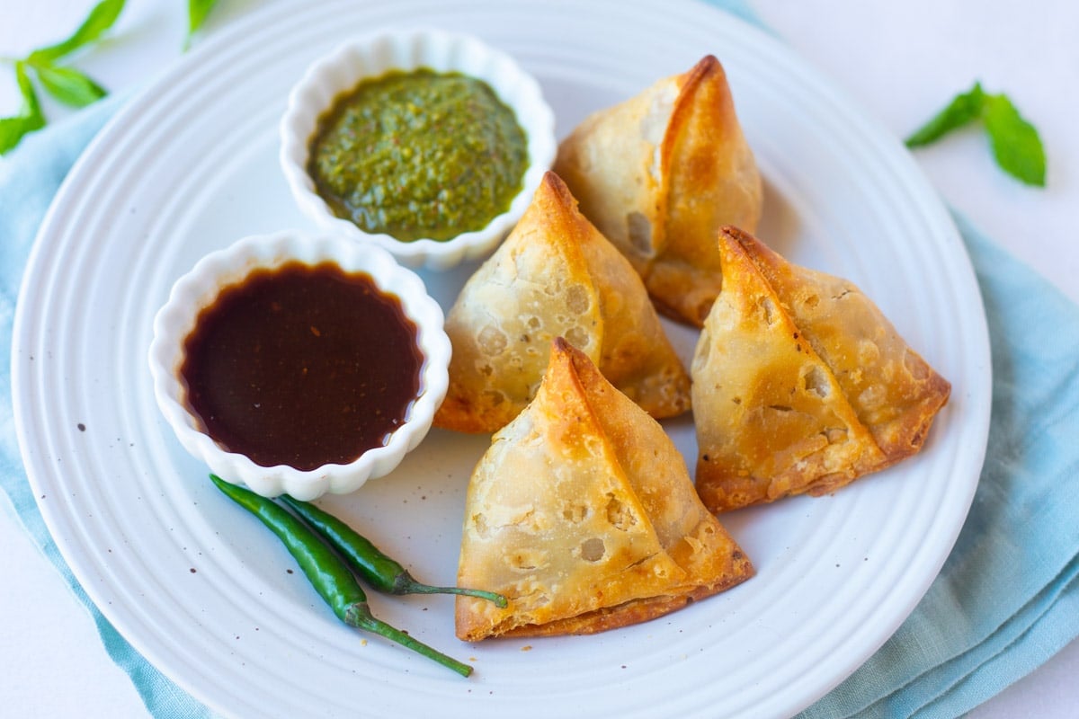 Perfectly cooked frozen samosa in a plate served with chutneys