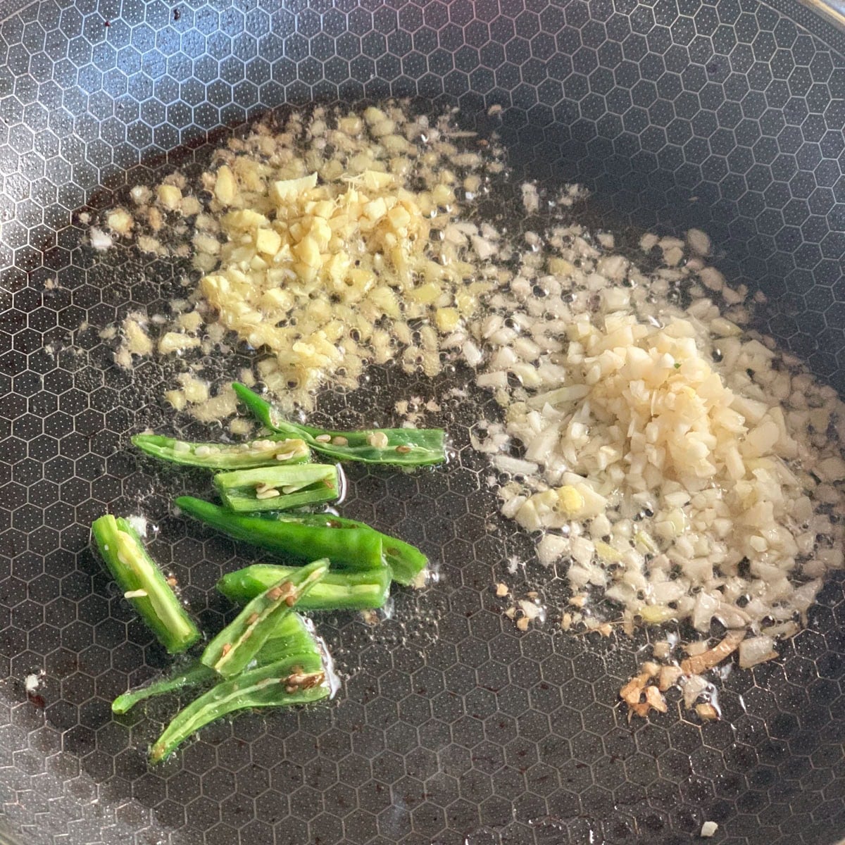 Aromatics to make stir-fry chilli chicken