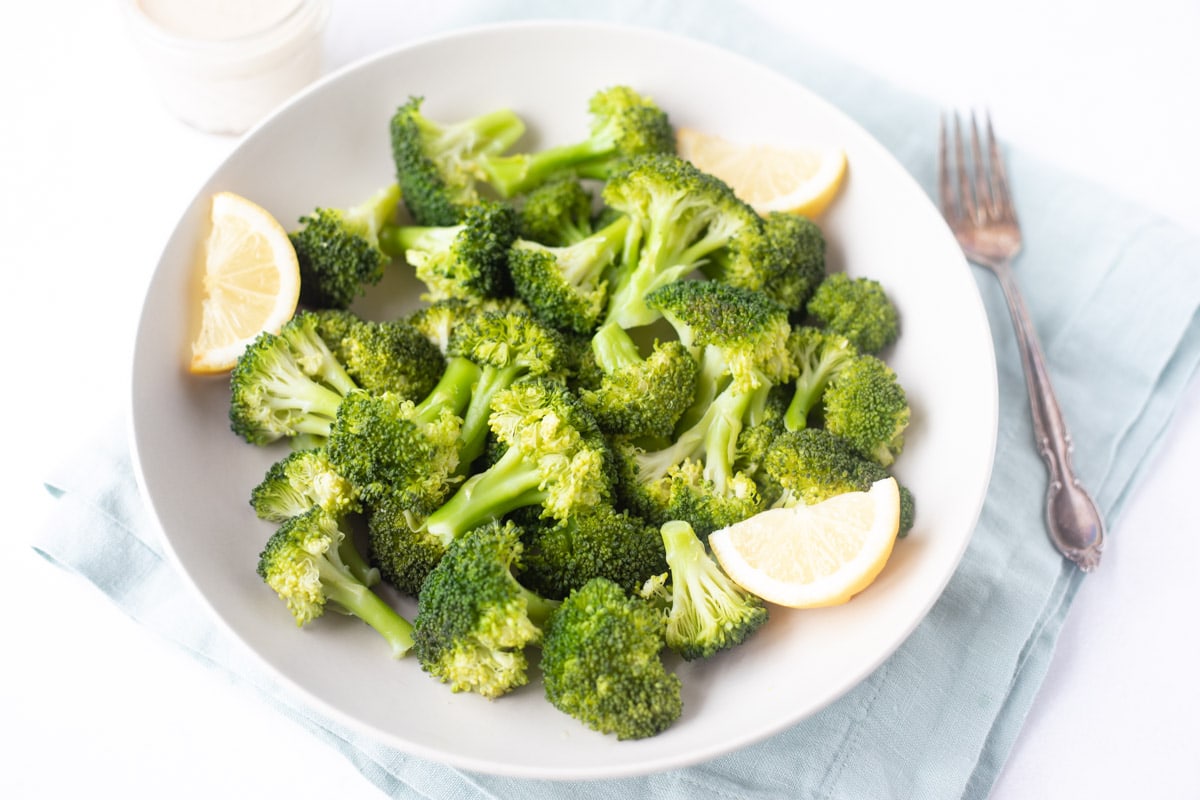 instant pot broccoli with lemon wedges 