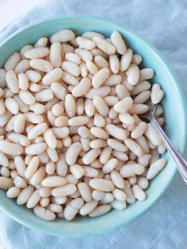 Cooked Cannellini beans in a bowl