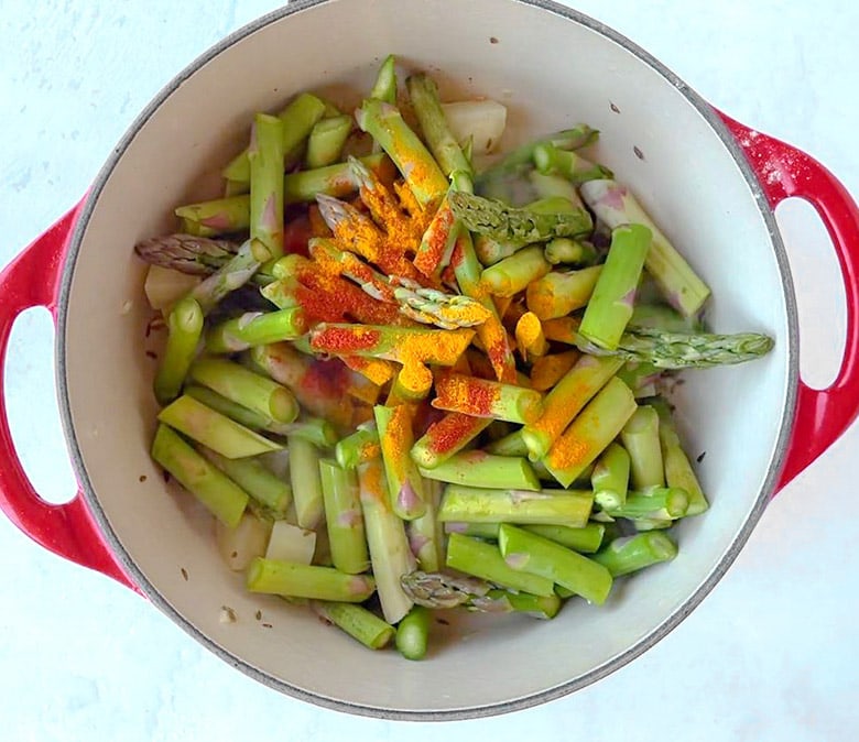 Asparagus with indian spices in a pan
