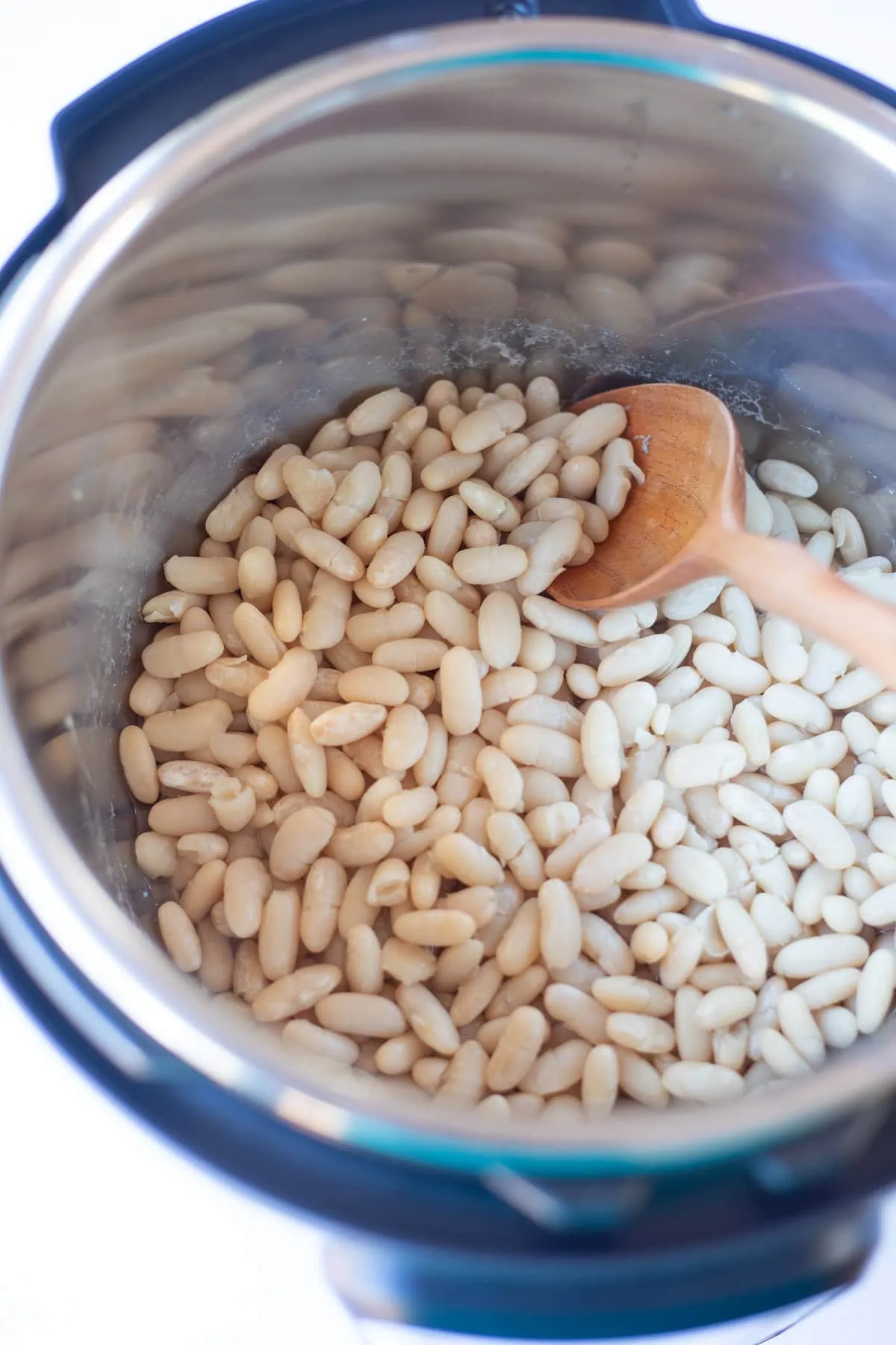 Cooked white beans in the instant pot