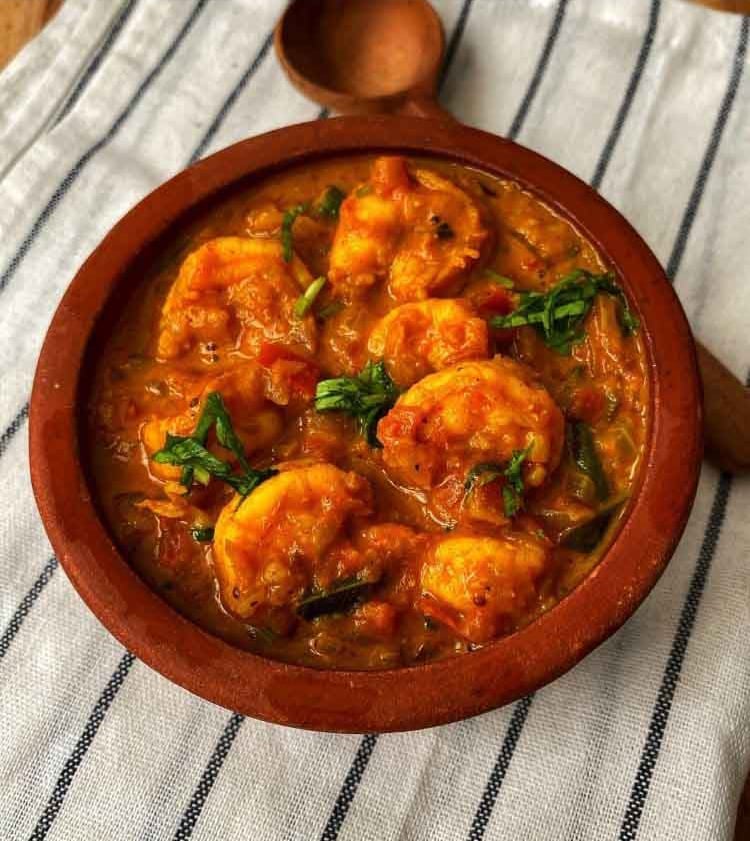 prawn thokku in wooden bowl with ladle on side