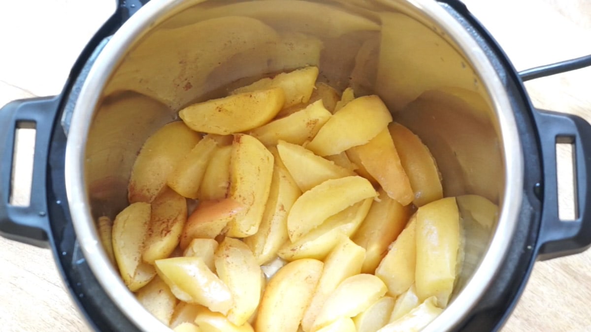 Cooked apple in instant pot