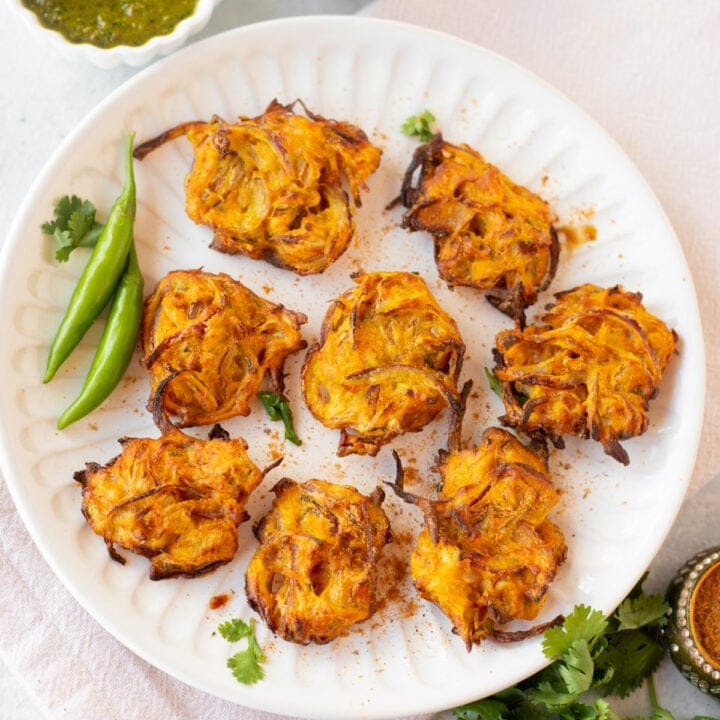 Air fryer onion pakora in white plate