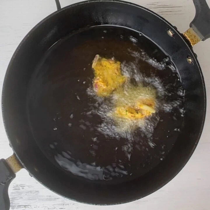 fry onion pakora in oil