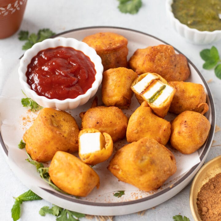 delicious Paneer Pakora garnished with chaat masala