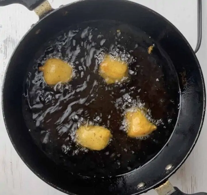 frying paneer pakora 