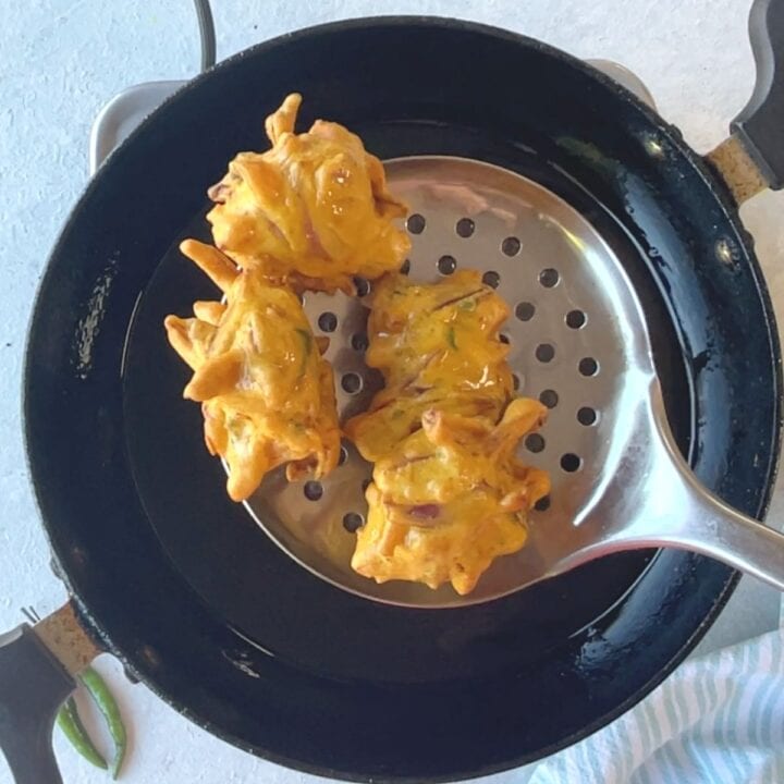 fried pakora in a laddle