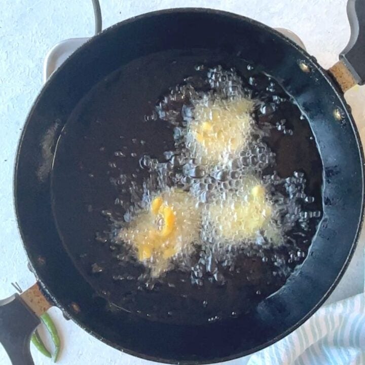 fry pakora in oil