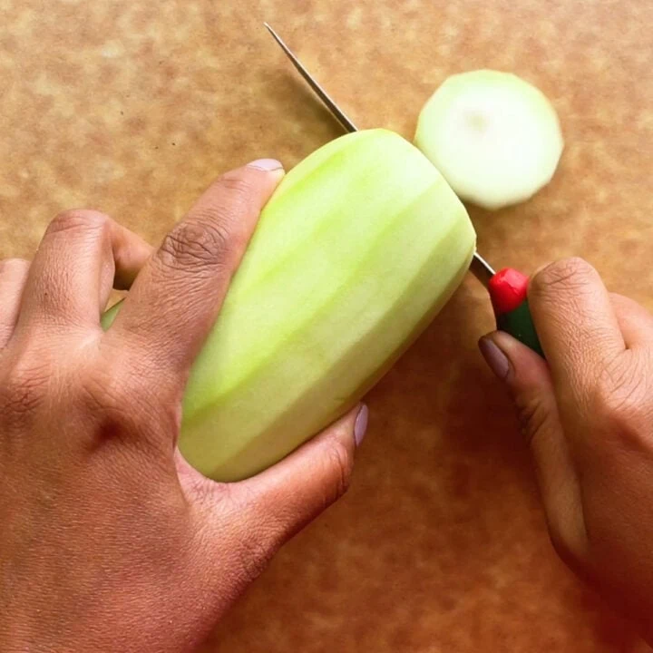 cut the edges of lauki with knife