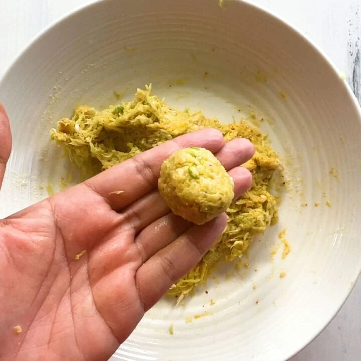 make small balls of lauki mixture