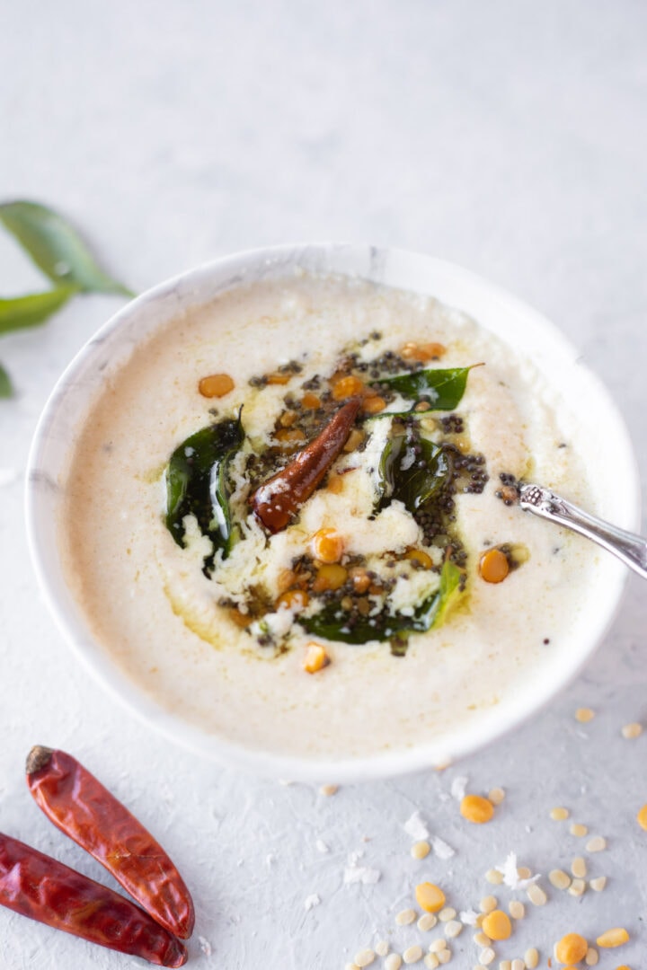 Nariyal Chutney for idli dosa in a small bowl topped with tarka