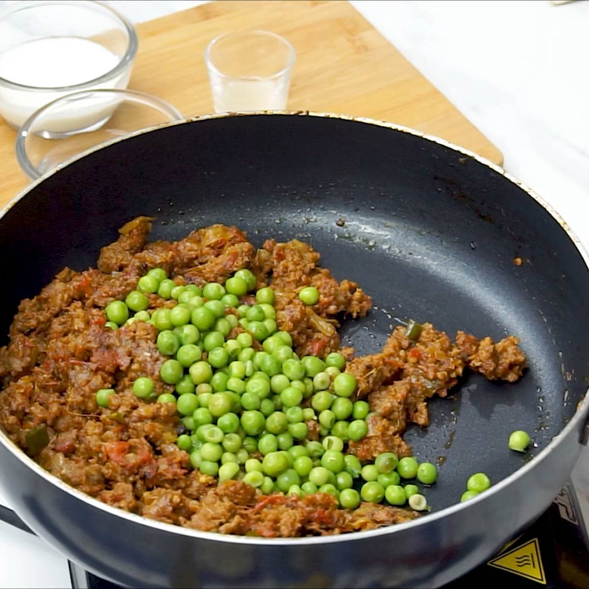 add green peas to the onion tomato masala