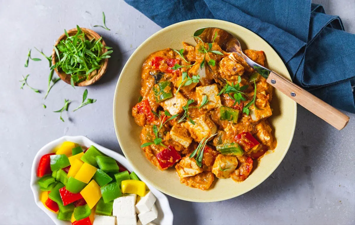 Tofu and bell pepper masala in a bowl