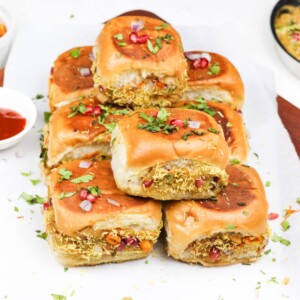 Dabeli in pav served on a tray