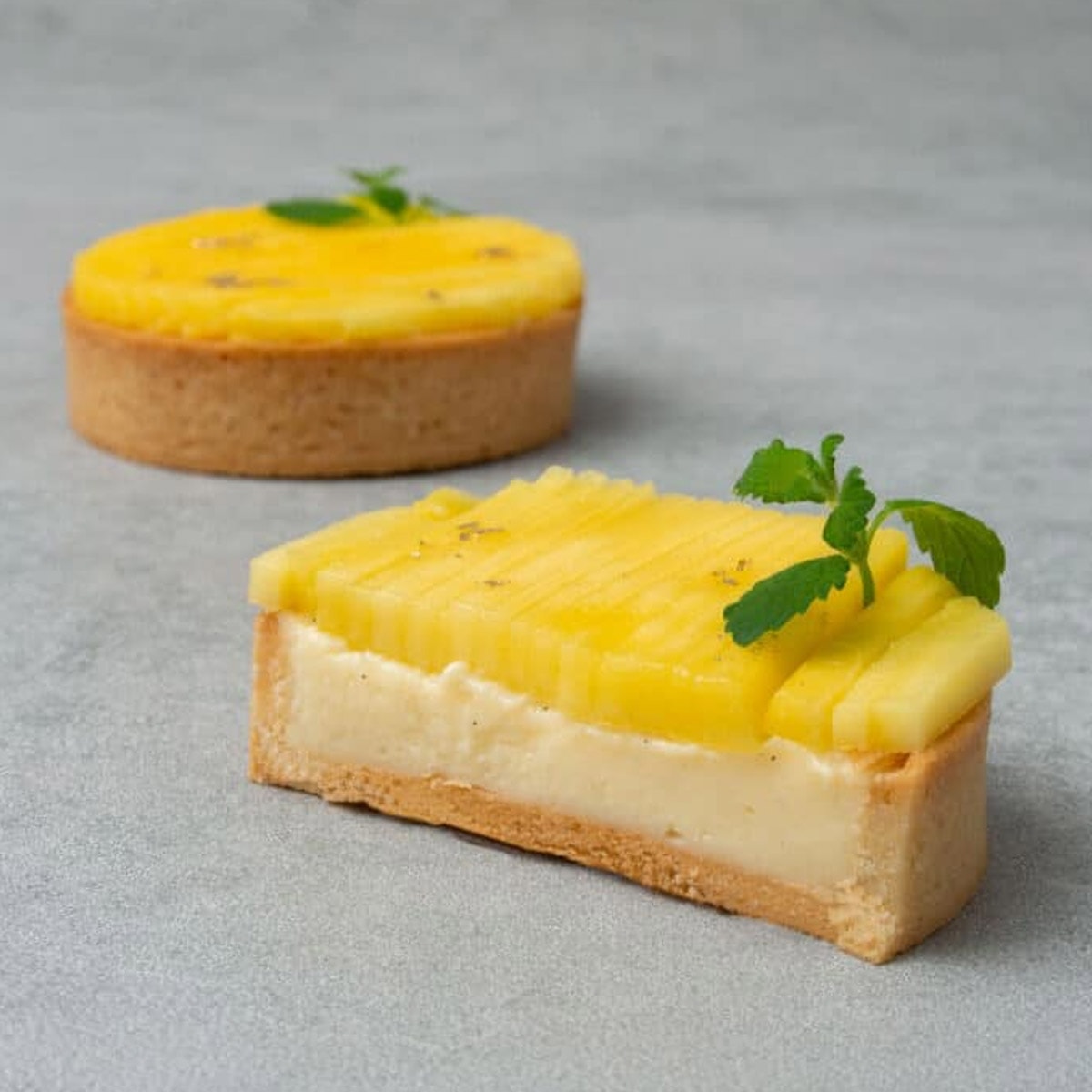 Mango vanilla tart in two shapes