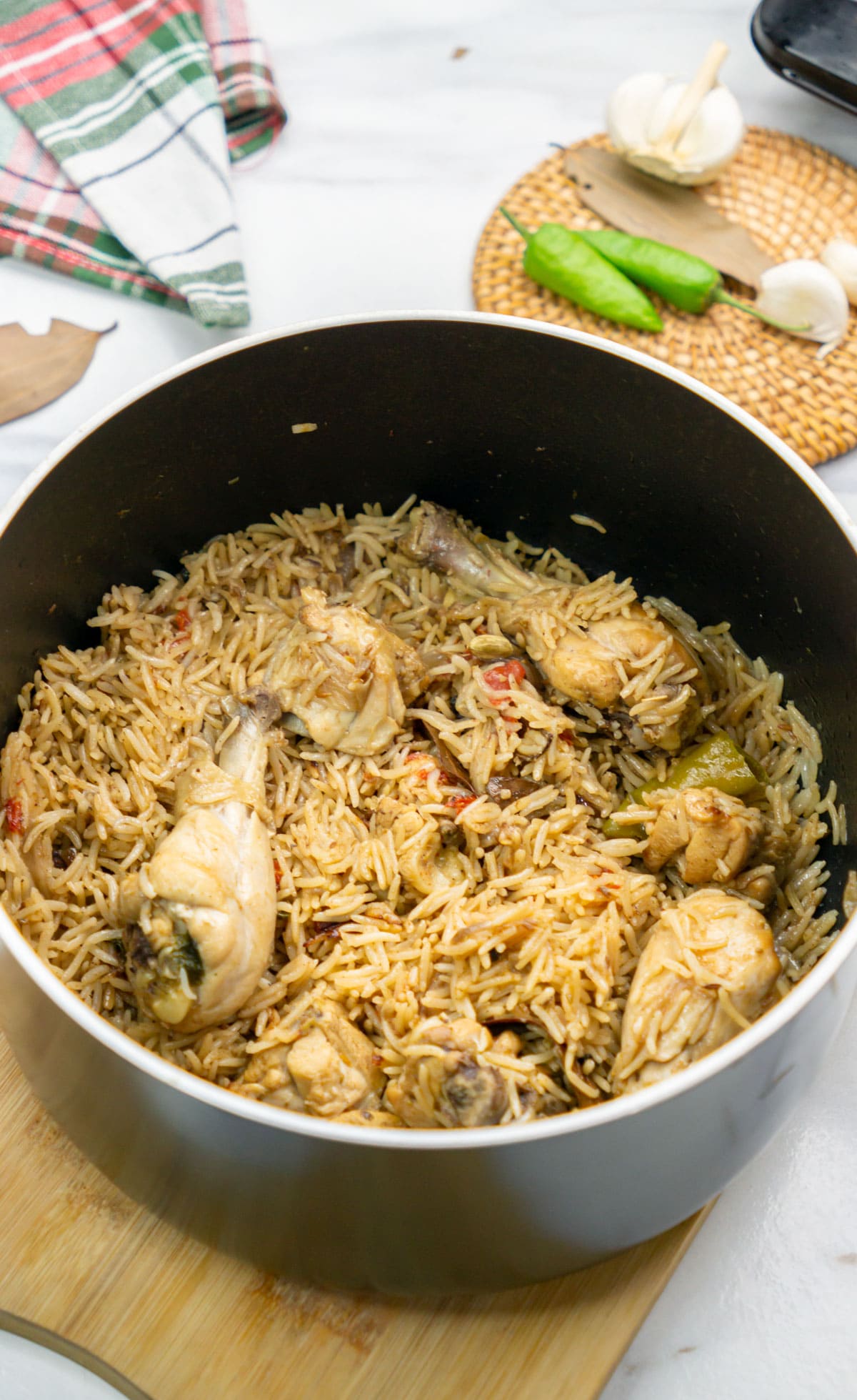 Chicken Pulao in a Pot on a wooden tray