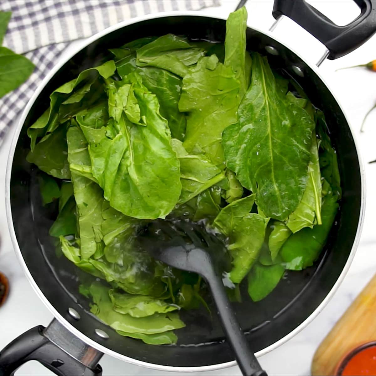 Blanch spinach leaves in a pot