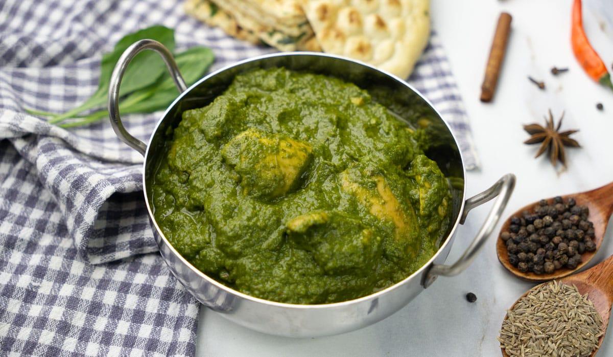 Murgh Saag (chicken and spinach curry) in a bowl \.