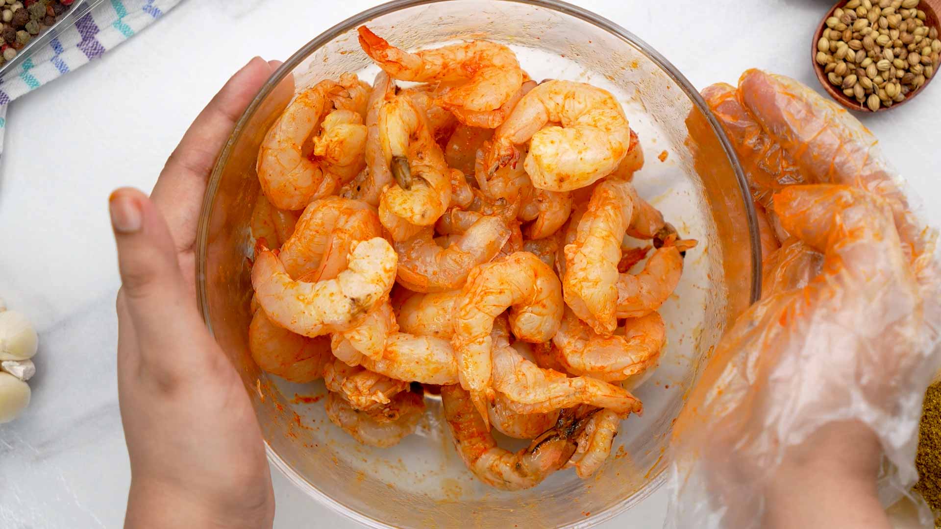 Marinate shrimp in a bowl