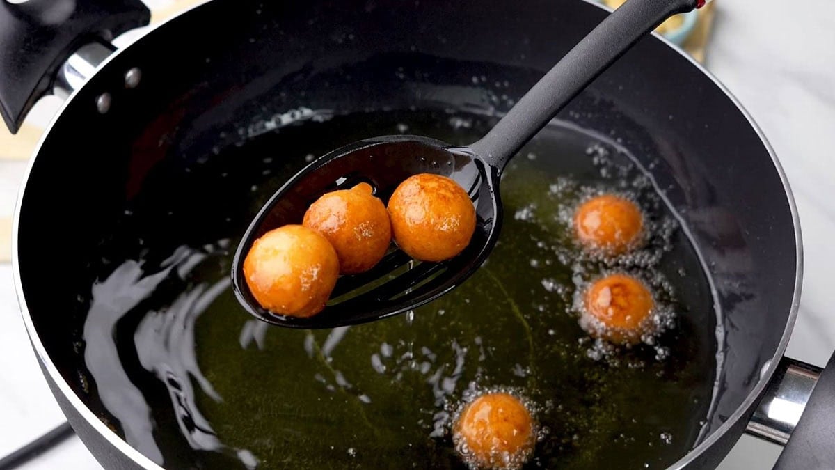 perfectly fried gulab jamun