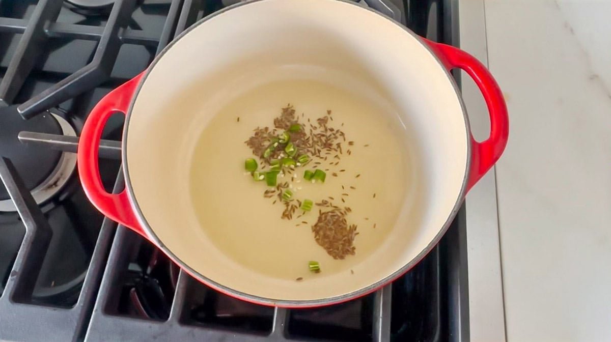 Saute cumin seed and green chili to make adzuki bean curry