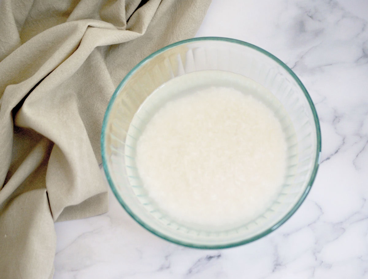 Wash rice to make sushi rice