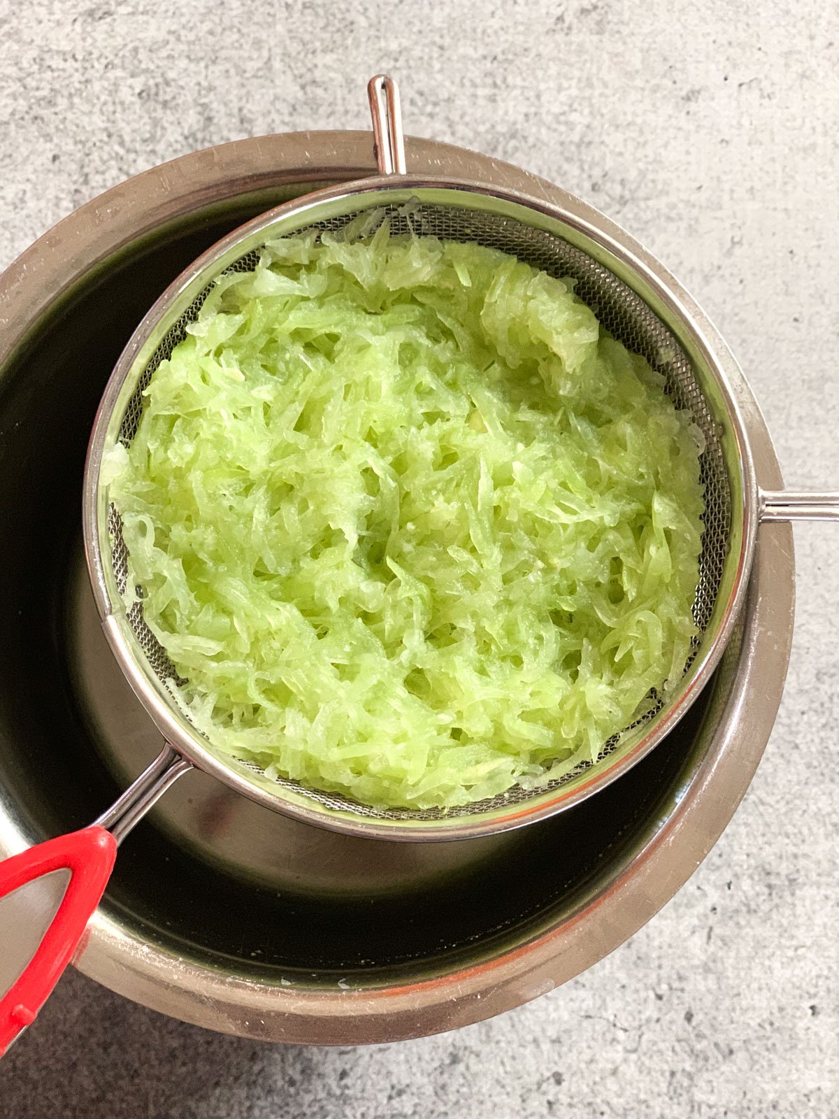 drain water from grated cooked bottle gourd