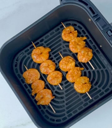 ready to air fry tandoori shrimp in air fryer basket