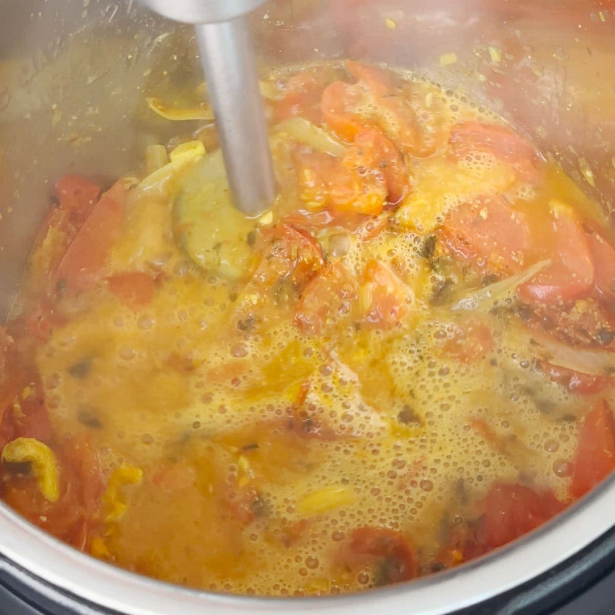 Blend ingredients using hand mixer to make paneer butter masala