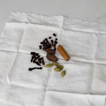 create a spice pouch for paneer butter masala