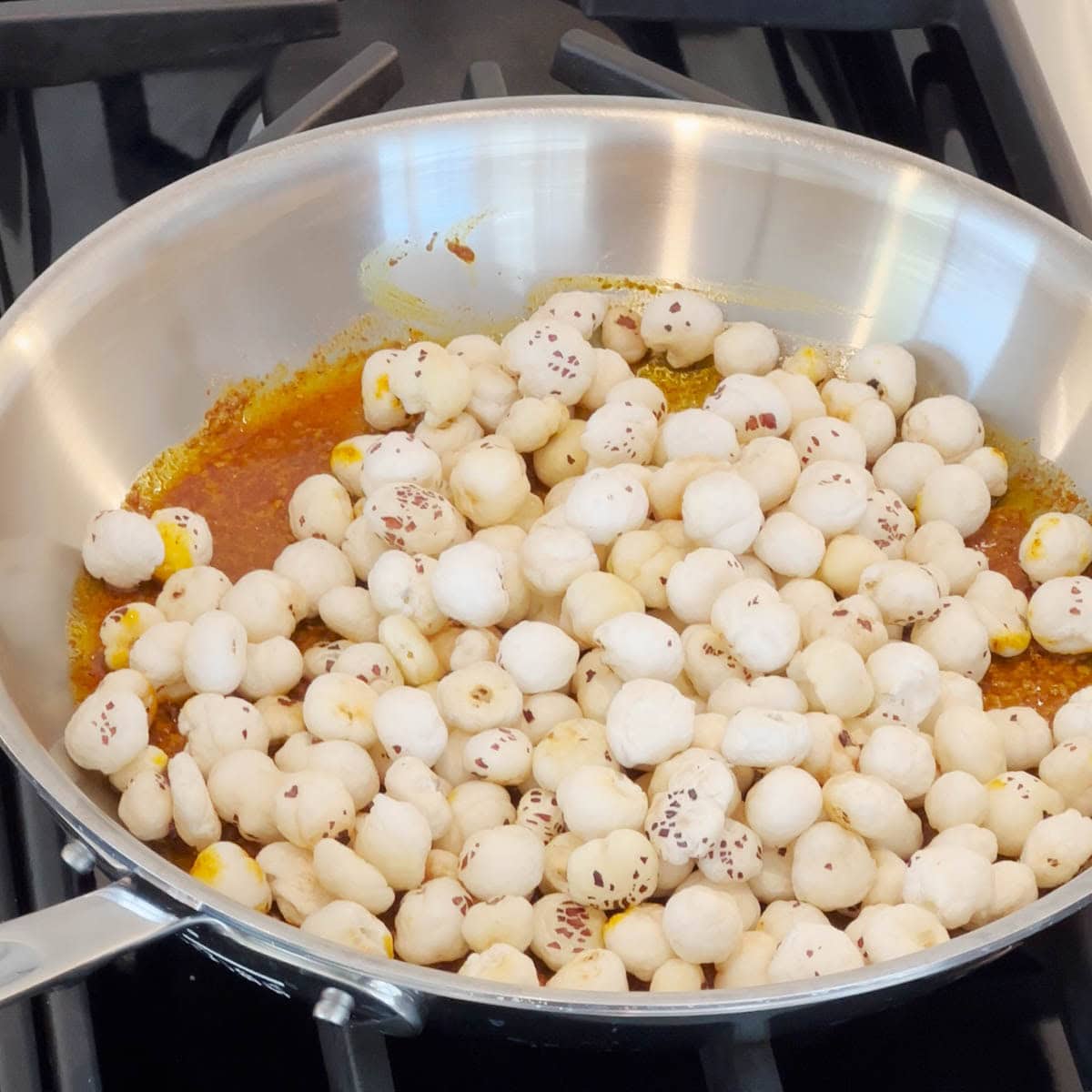 Bring box foxnuts into the pan with spices