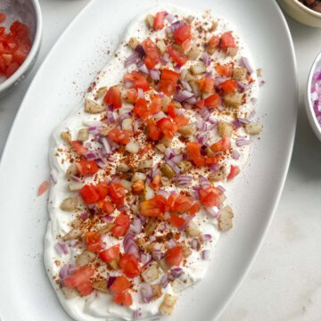 add onion and tomatoes into the platter