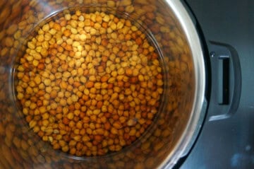 Black chickpeas and water in the pressure cooker