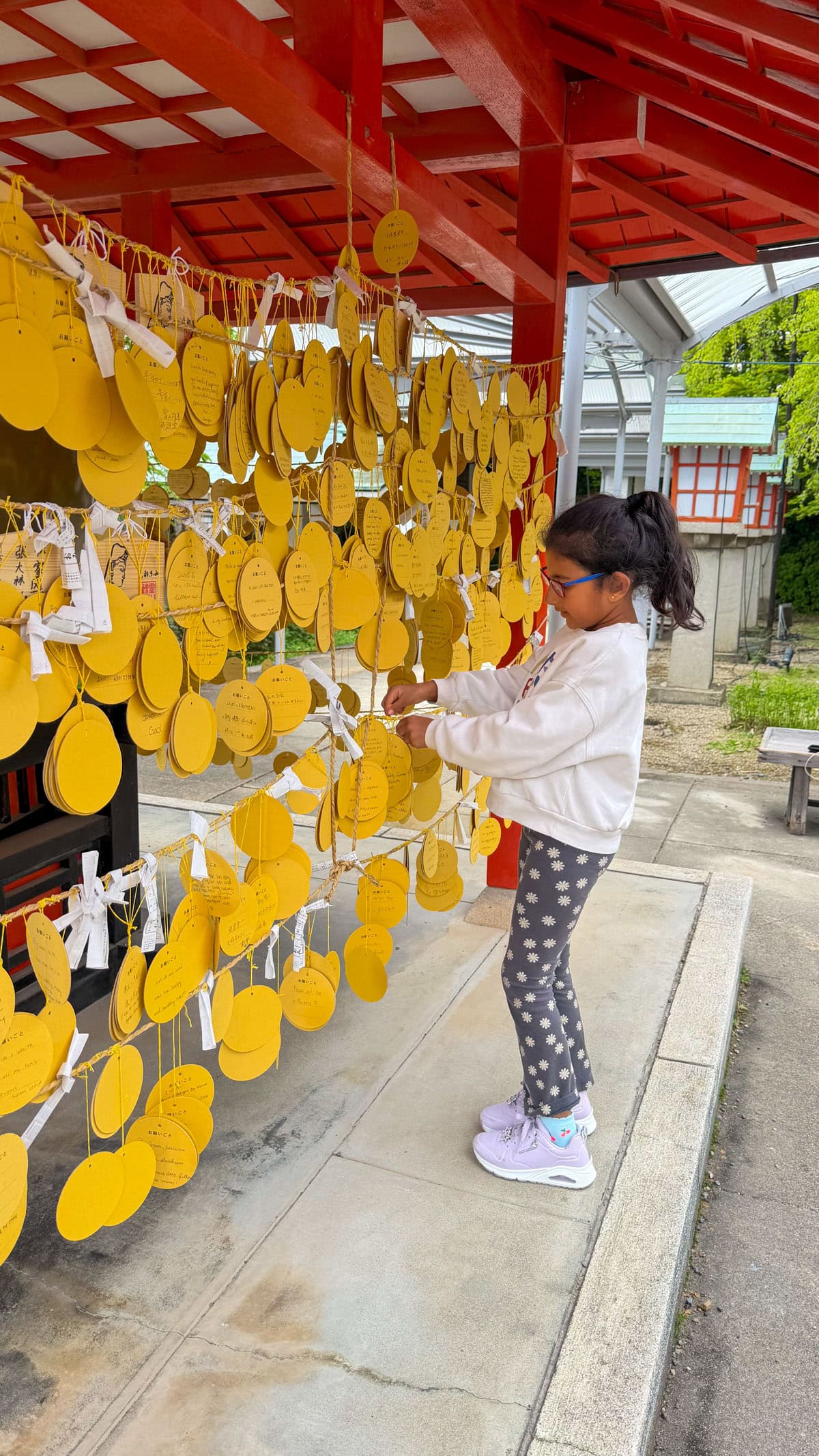 Little girl hanging her wish at Ryozen Kannon